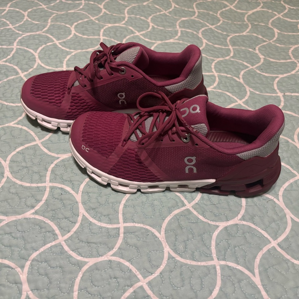 Women’s ON Cloud Cloudflyer size 7 - Picture 3 of 4